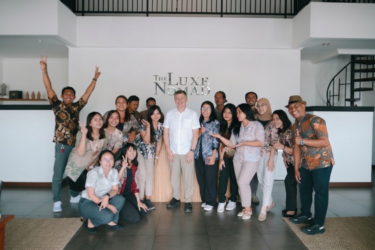 Lobi hotel dengan meja resepsionis